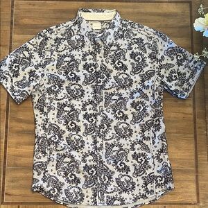 Men's Embroidered Paisley Print Short Sleeve Shirt. Sz L